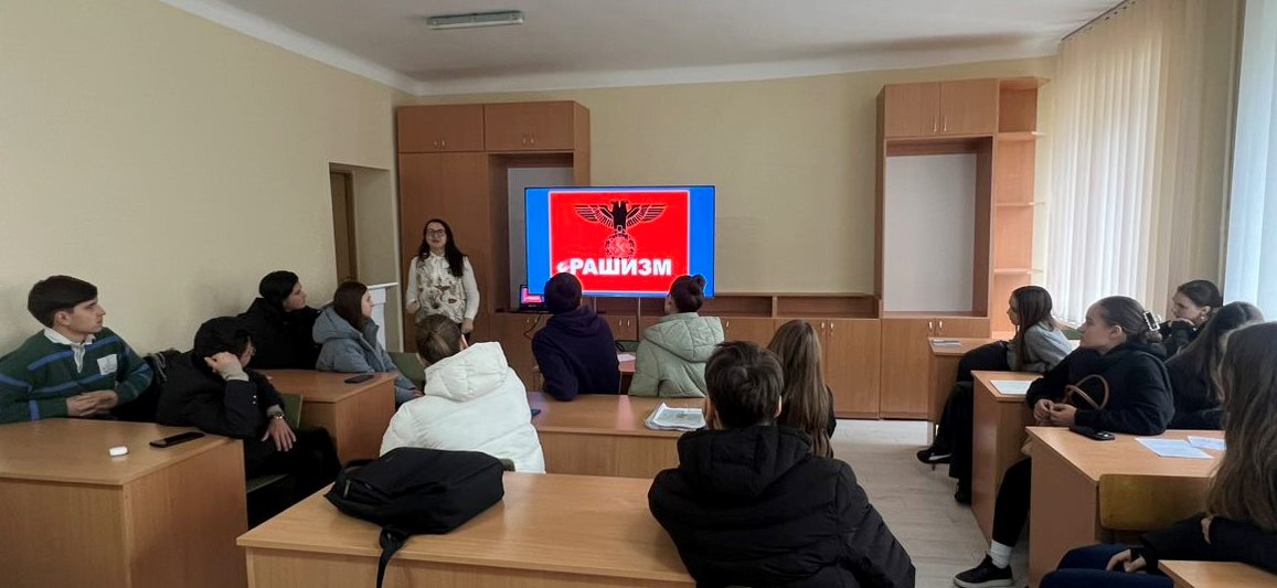 Під час лекції-презентації «Як війна міняє нашу мову» для здобувачів вищої освіти факультету мистецтв ТНПУ ім. В. Гнатюка.jpg